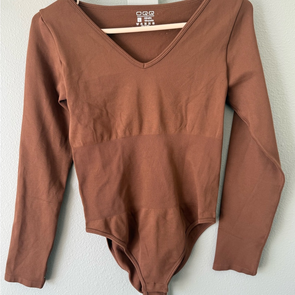 Long Sleeve V-Neck Bodysuit in Brown